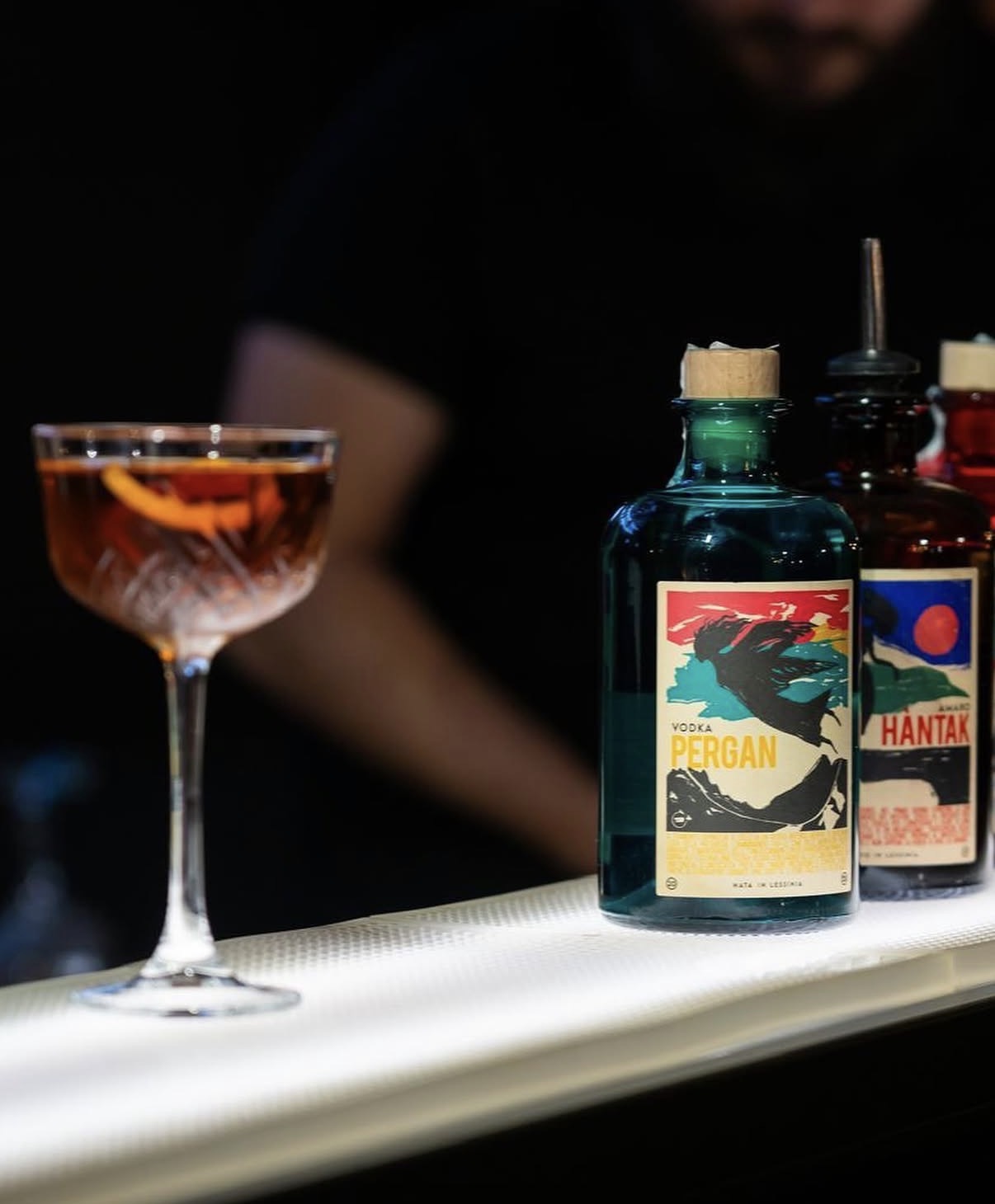 Signature cocktail con bottiglie di vodka e amaro artigianali