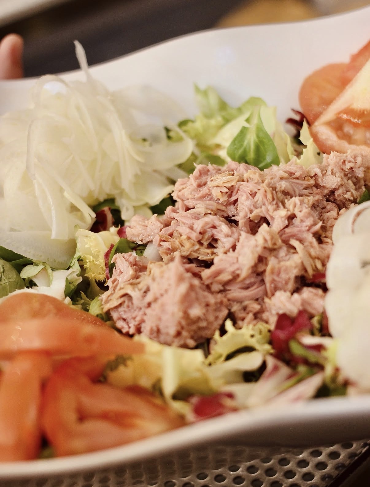 Insalatona con tonno, pomodoro e cipolla