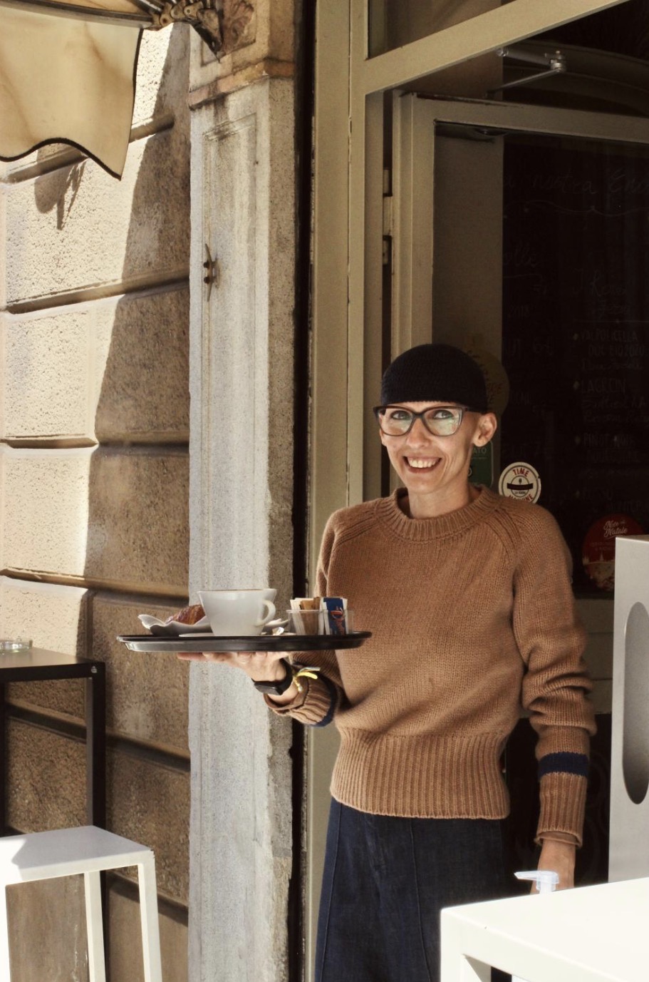 Sara con vassoio davanti alla caffetteria