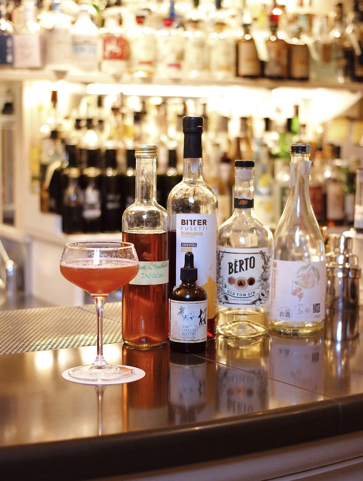 Signature cocktail con bottiglie di ingredienti