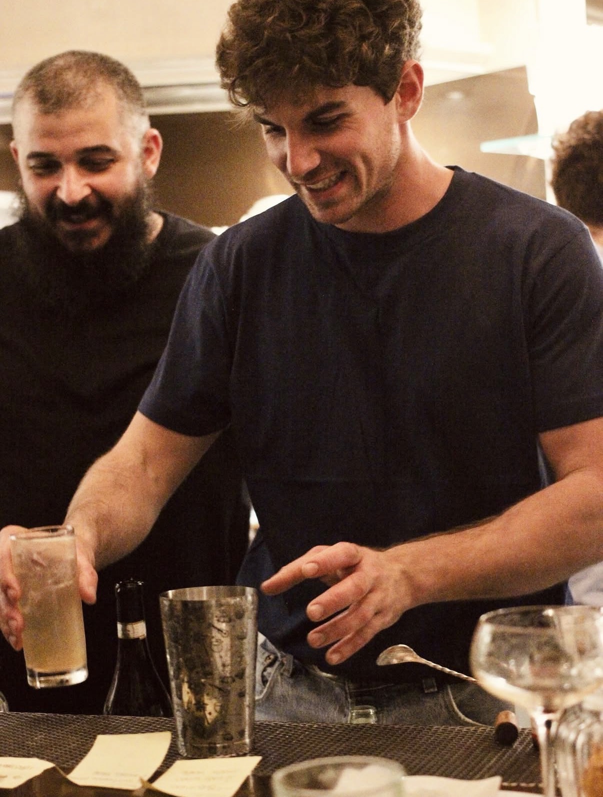 Due bartender sorridenti al bancone durante il corso
