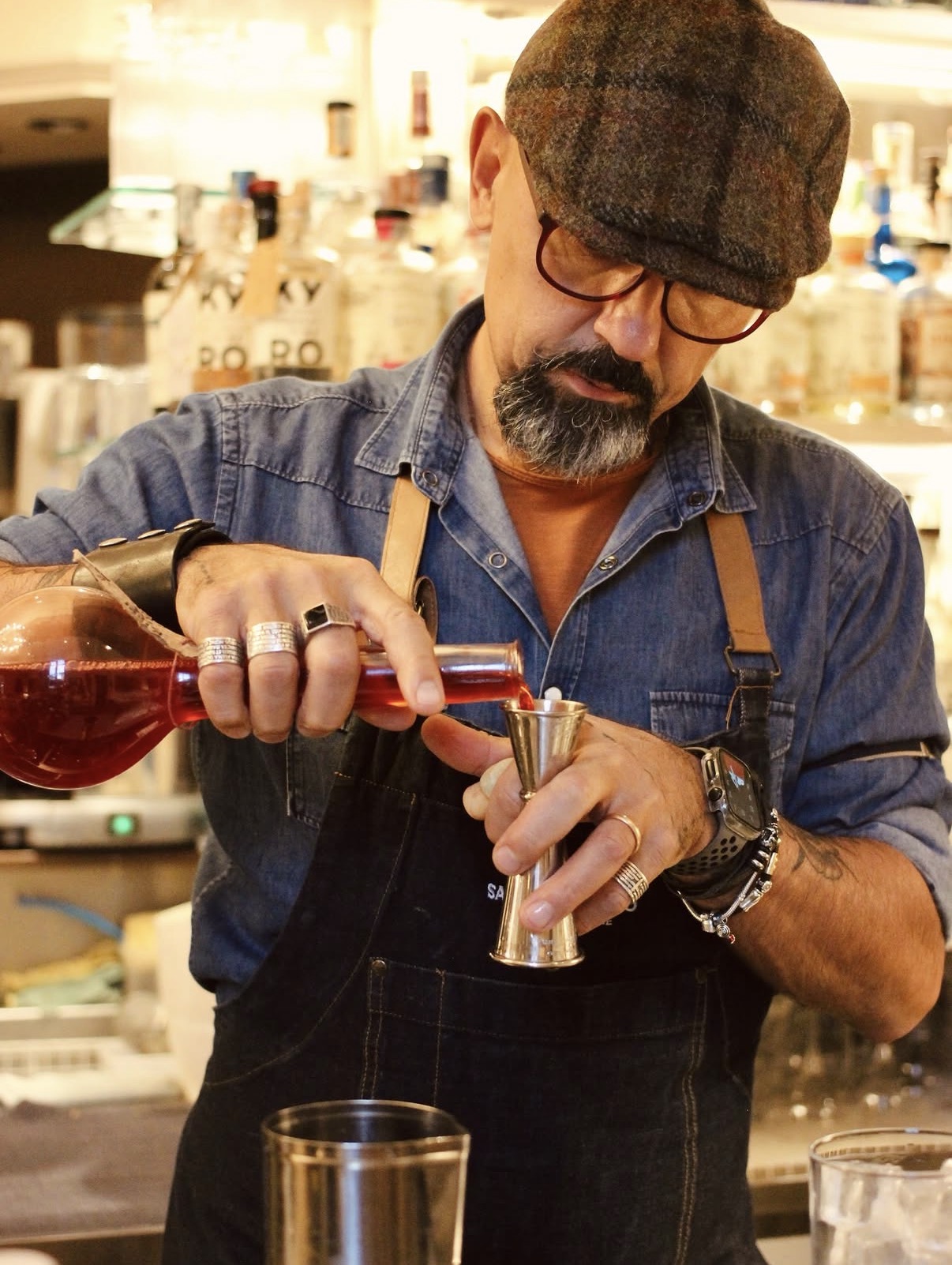 Roberto prepara un cocktail