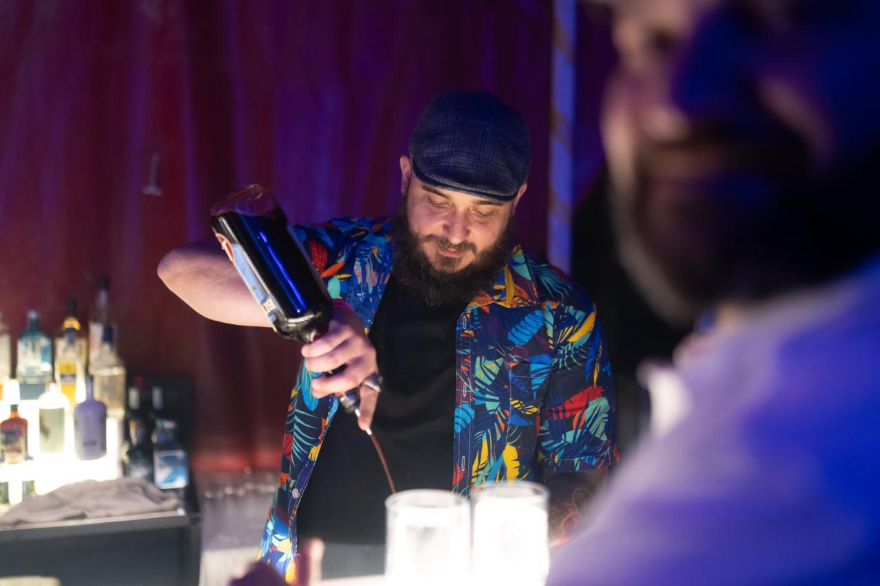 Barman versa un distillato nello shaker
