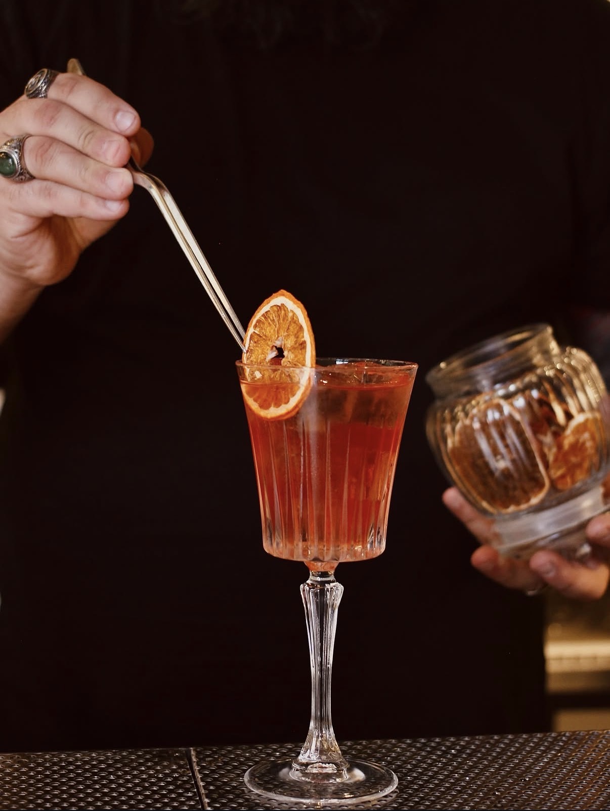 Cocktail con arancia essiccata