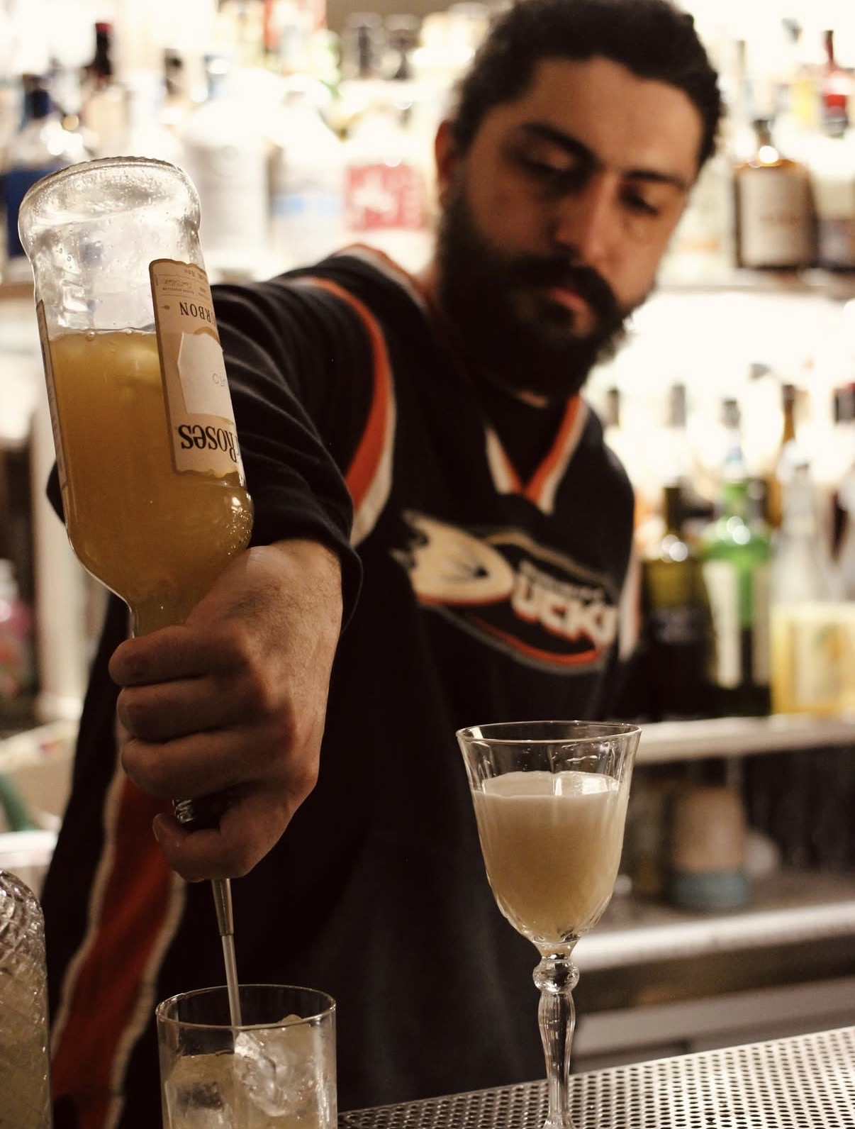 Barman versa un cocktail con la tecnica del throwing