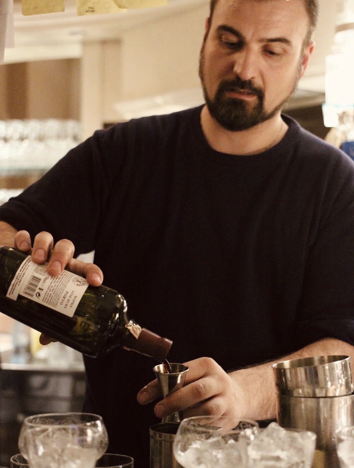 Barman versa Porto in un jigger