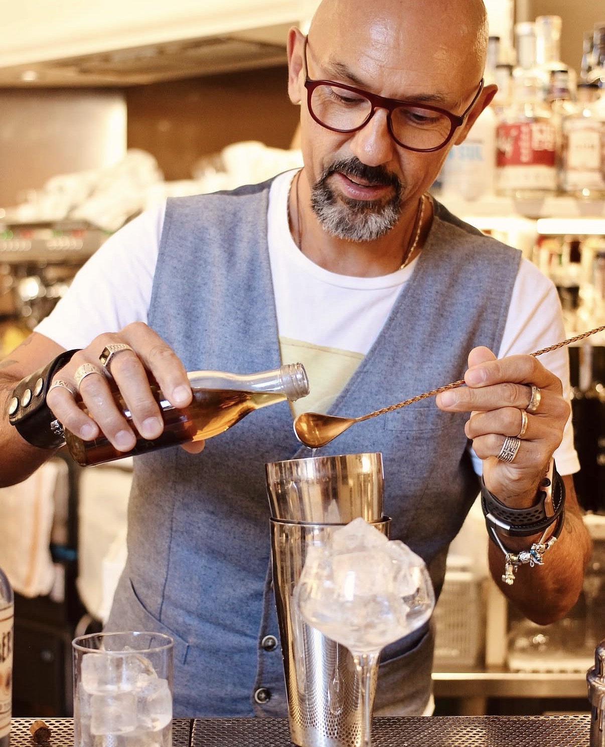 Bartender prepara un cocktail
