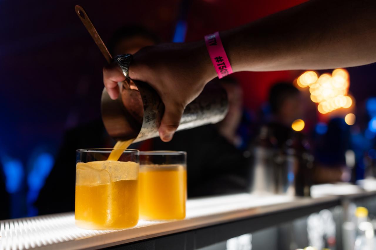 Bartender riempie due bicchieri al bancone