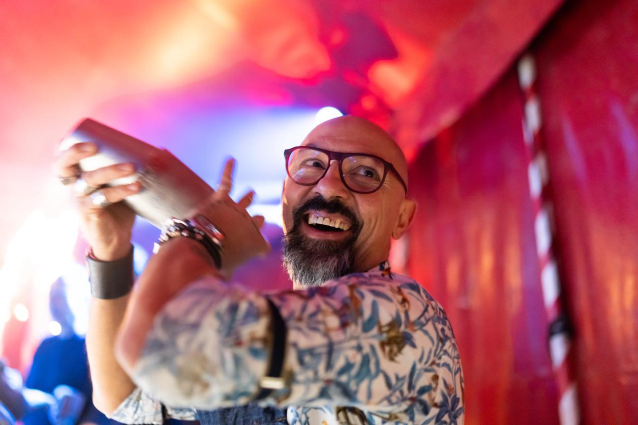 Roberto shakera un cocktail durante un evento
