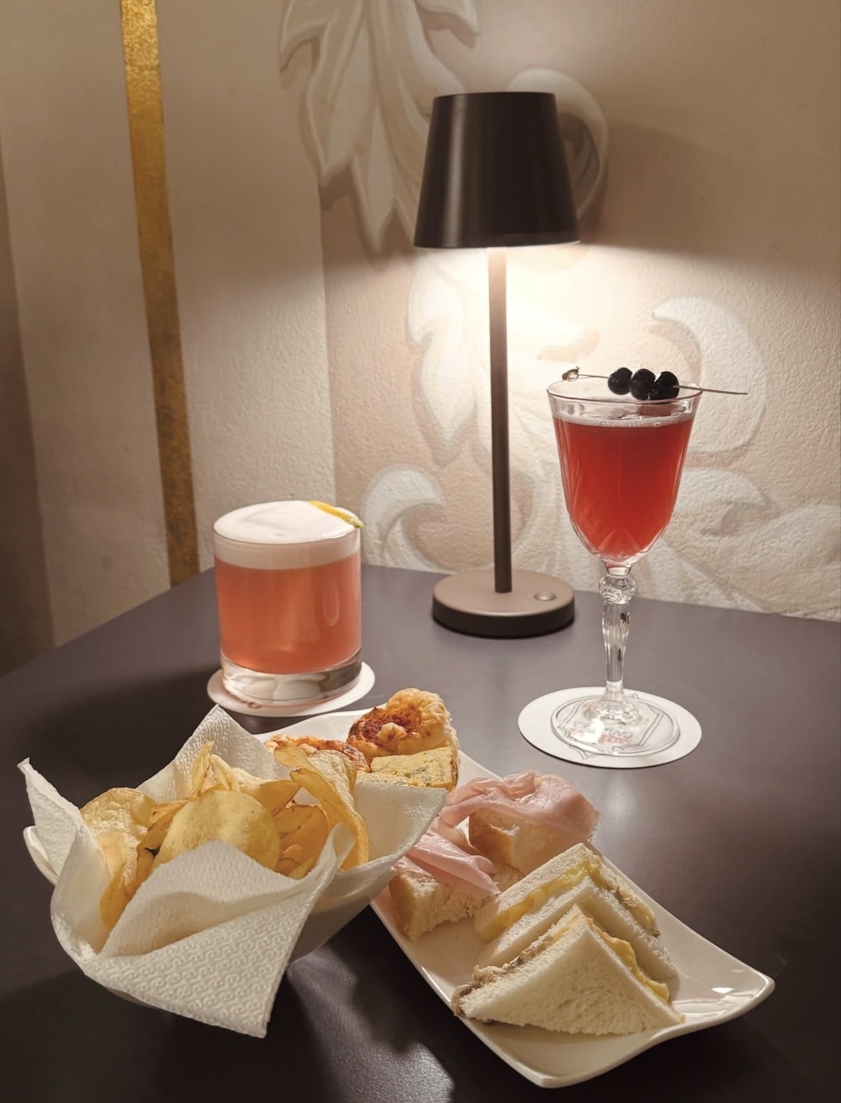 Aperitivo con cocktail e stuzzichini