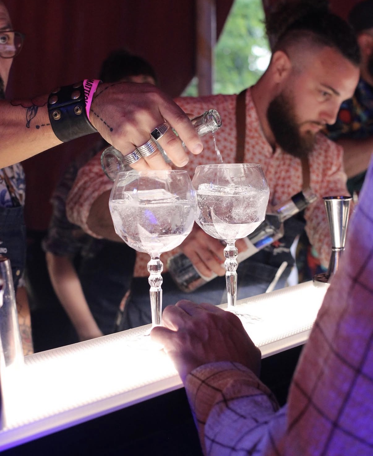 Due gin tonic al bancone luminoso