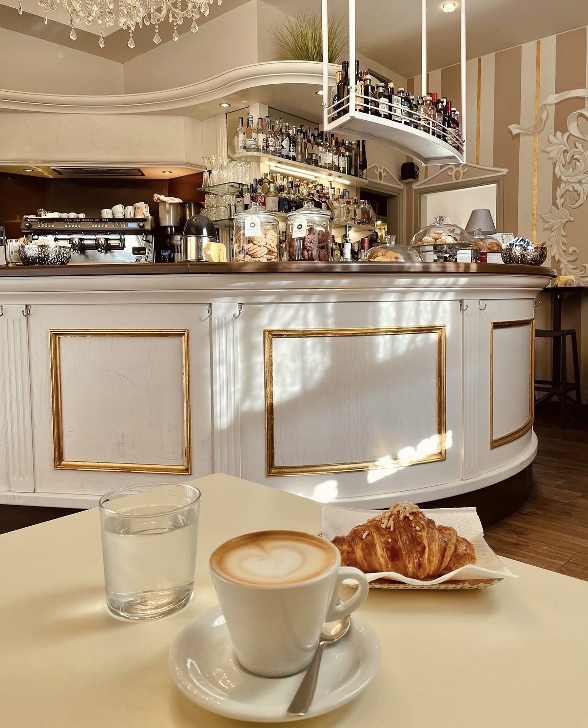 Cappuccino e cornetto al bancone