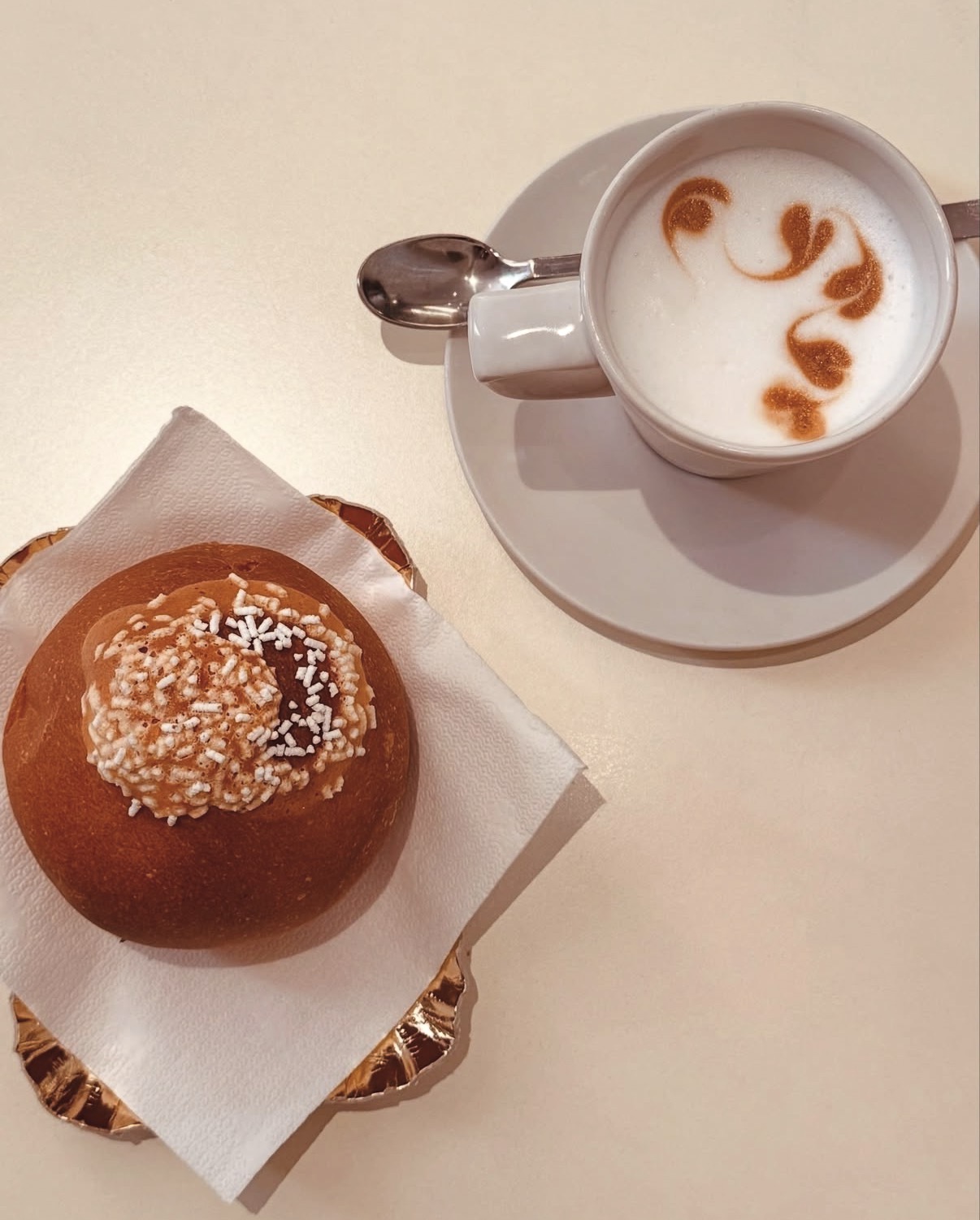 Brioche e cappuccino